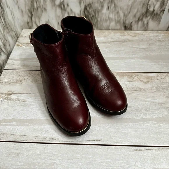 Zara Girls Sz 34 US Sz 2.5 3 Red Wine Leather Bootie Shoes Side Zip Gold Accents - Picture 4 of 10